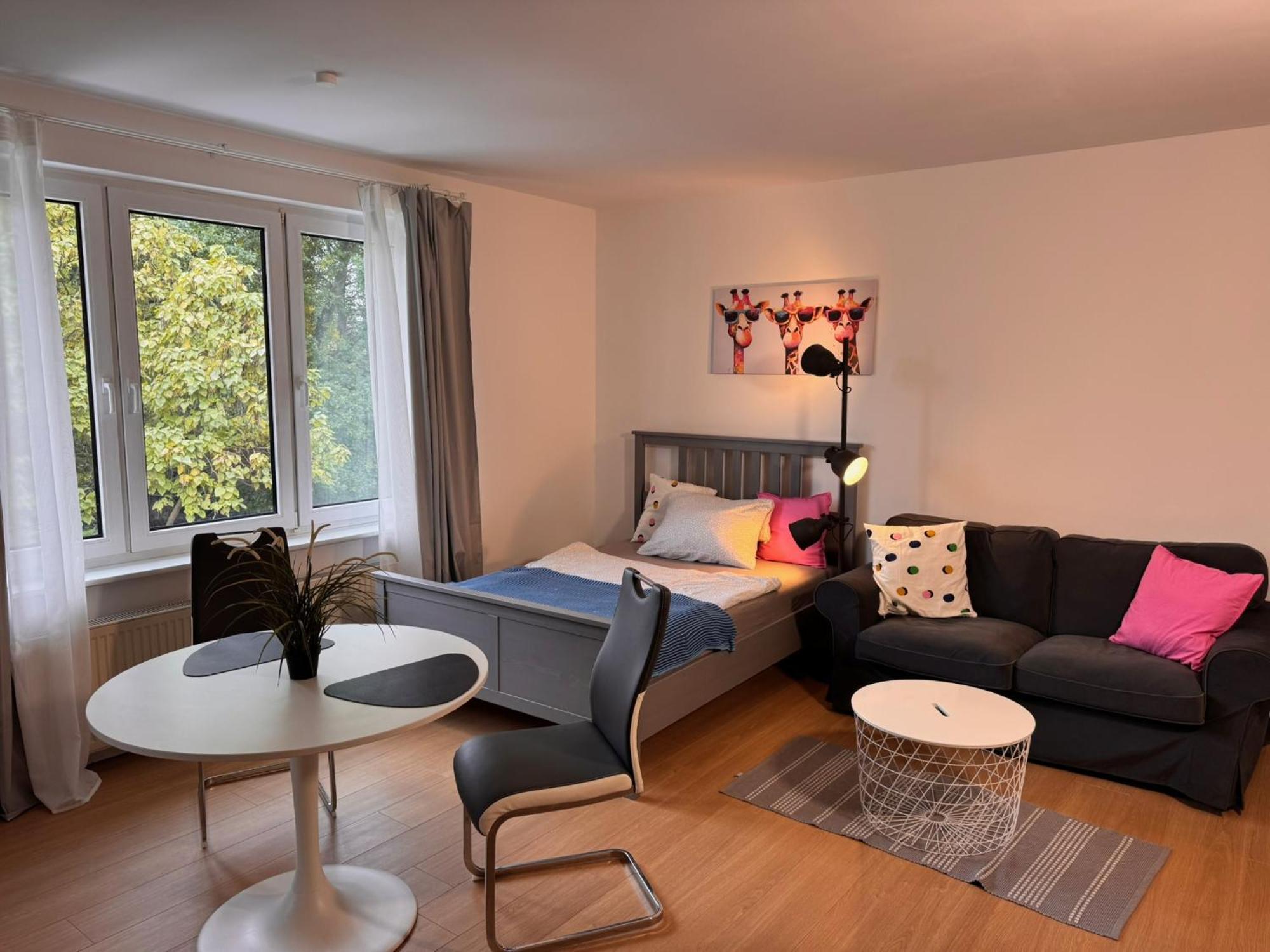 Fc-Apartmenthaus Falkensee Mit Grossem Garten Und Pkw Stellflaechen Екстер'єр фото