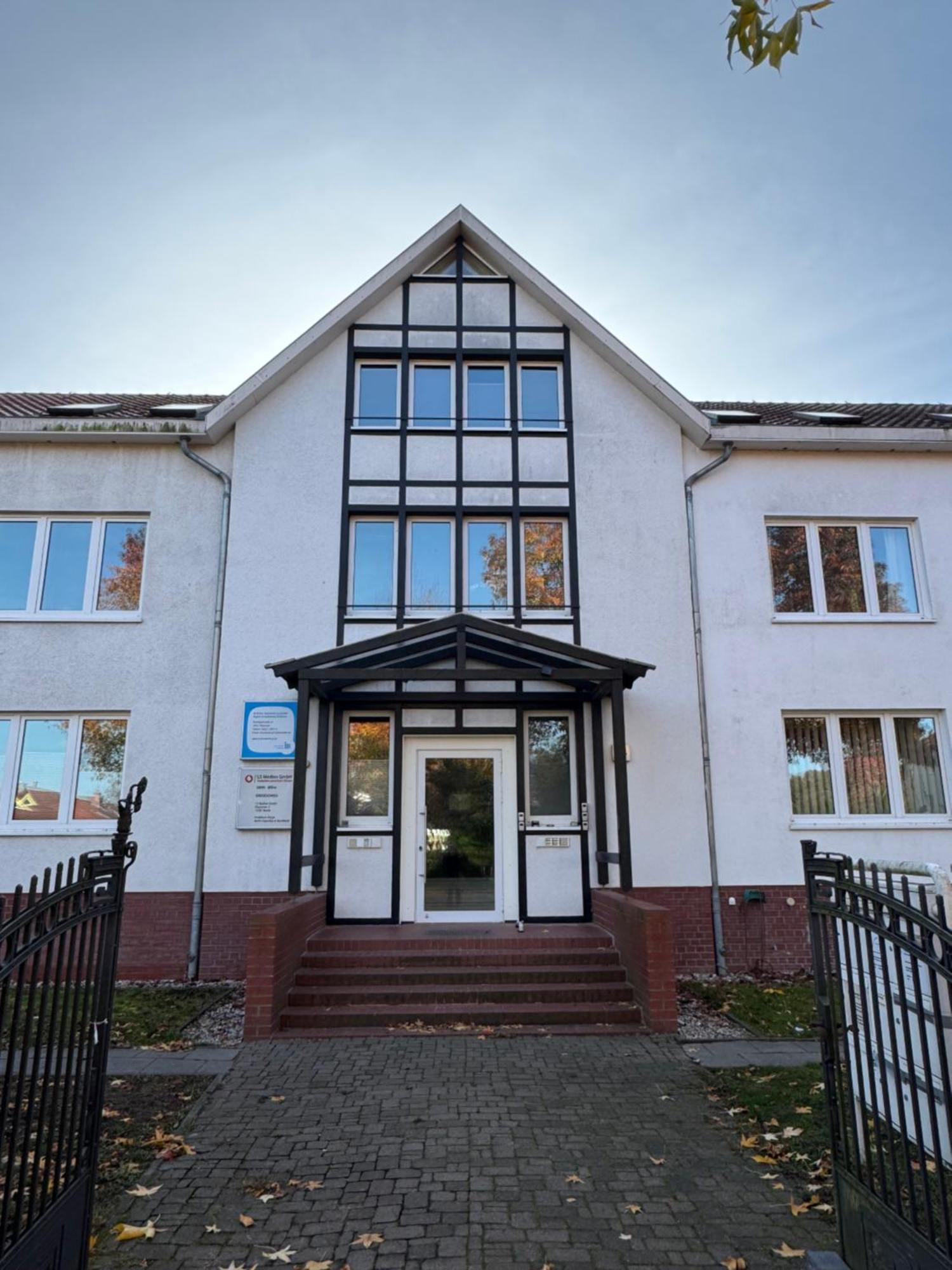 Fc-Apartmenthaus Falkensee Mit Grossem Garten Und Pkw Stellflaechen Екстер'єр фото